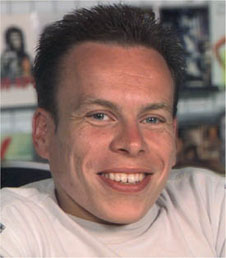 http://www.nndb.com/people/522/000108198/warwick-davis-1-sized.jpg