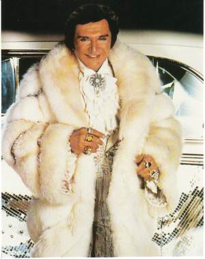 http://www.nndb.com/people/776/000027695/liberace-LotImg15176.jpg